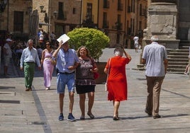 Varias personas padeciendo el calor de Salamanca.