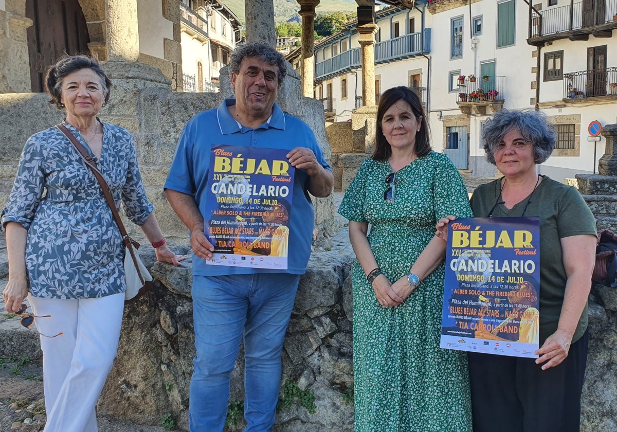 Mónica de Quevedo, Miguel Ángel Sánchez, Inmaculada Martín y Elvira Fernández, este miércoles en Candelario.