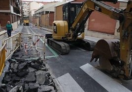 Una máquina pica la calzada de la calle Padre Astete, junto a Salesianos María Auxiliadora.