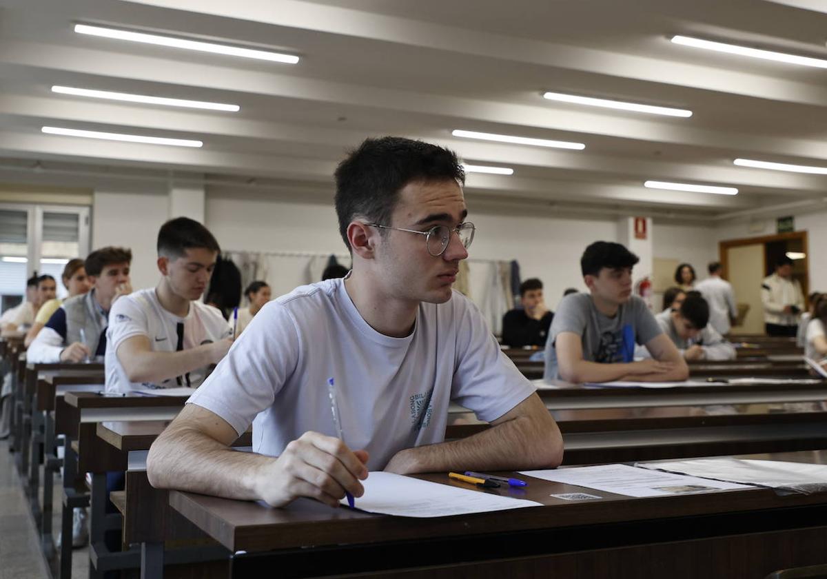 Un alumno, en la prueba de la EBAU en Salamanca.