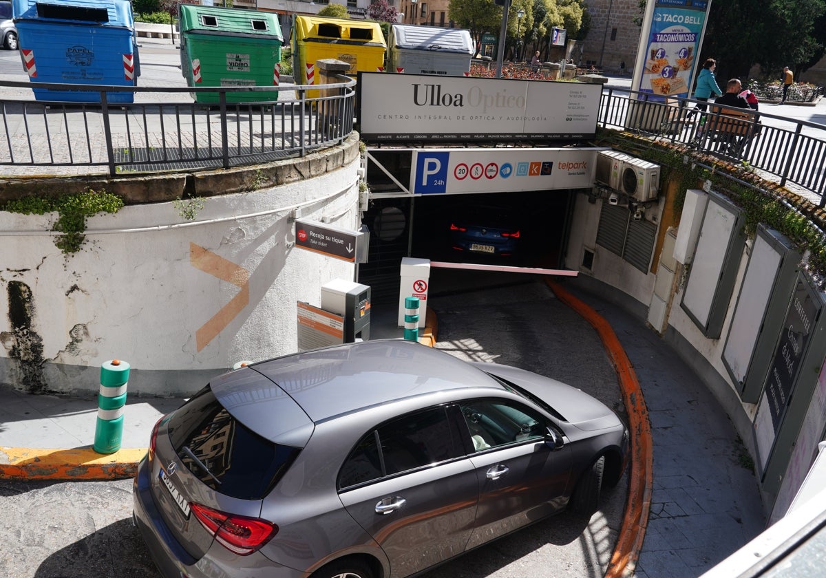 Un conductor accede con su coche al parking afectado por la inquina del arrestado.