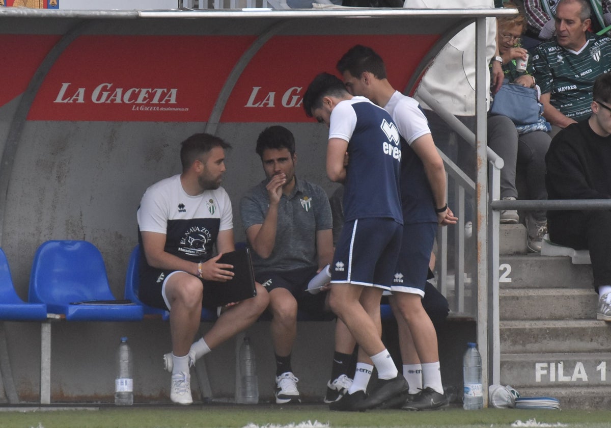 Mario Sánchez, junto miembros de su cuerpo técnico, en el banquillo del Luis Ramos la pasada temporada.