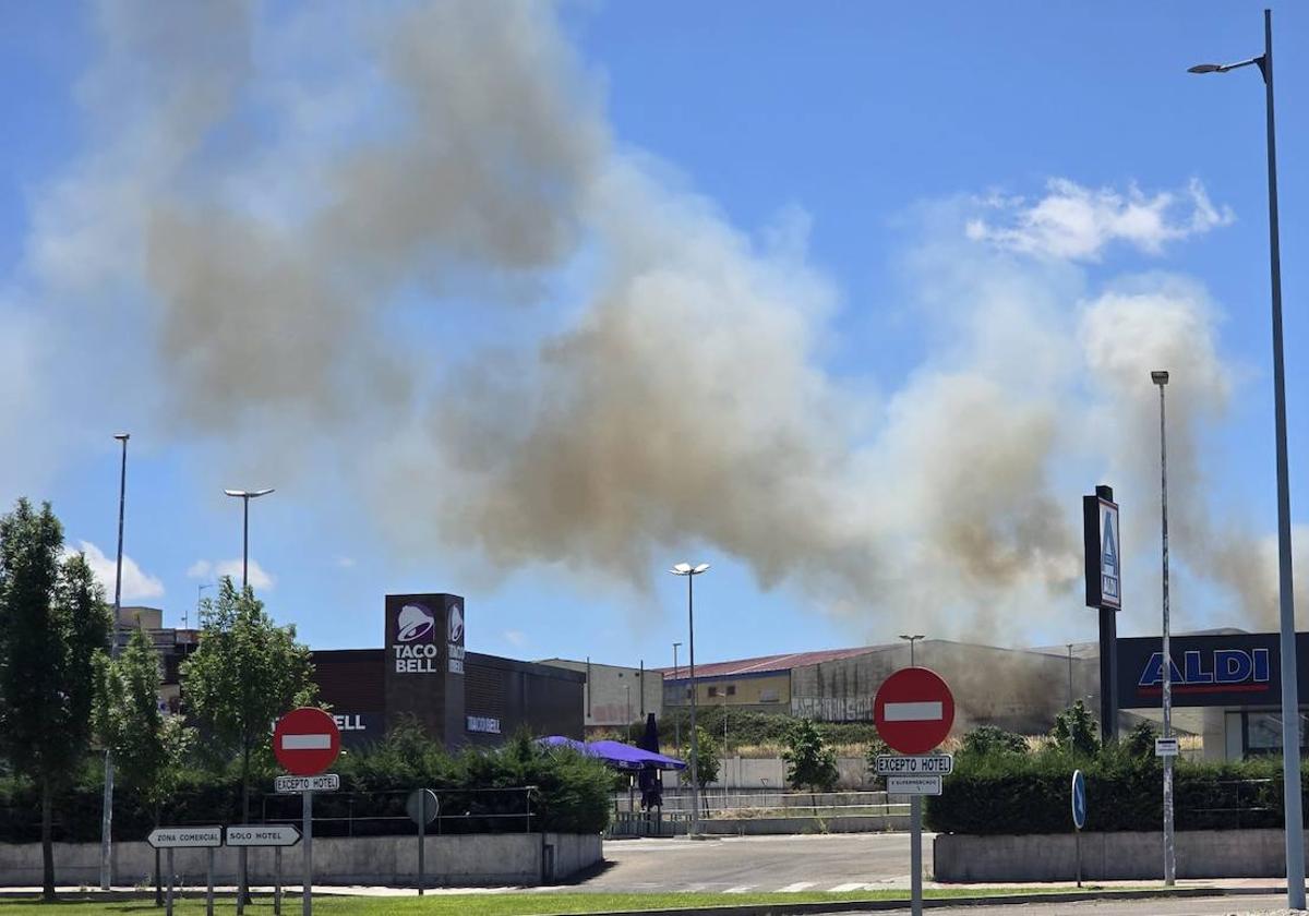 Controlado el incendio en las inmediaciones del Centro Comercial Capuchinos