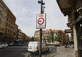 Señal de Zona de Bajas Emisiones (ZBE) entre la Gran Vía y la plaza de España.