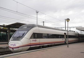 Un tren a su salida de la estación de Salamanca.