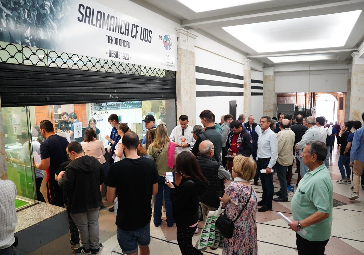 Aficionados del Salamanca UDS en la Boutique del pasaje Coliseum.