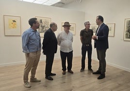 David Mingo hablando con editor de obra gráfica José Sevillano en la inauguración