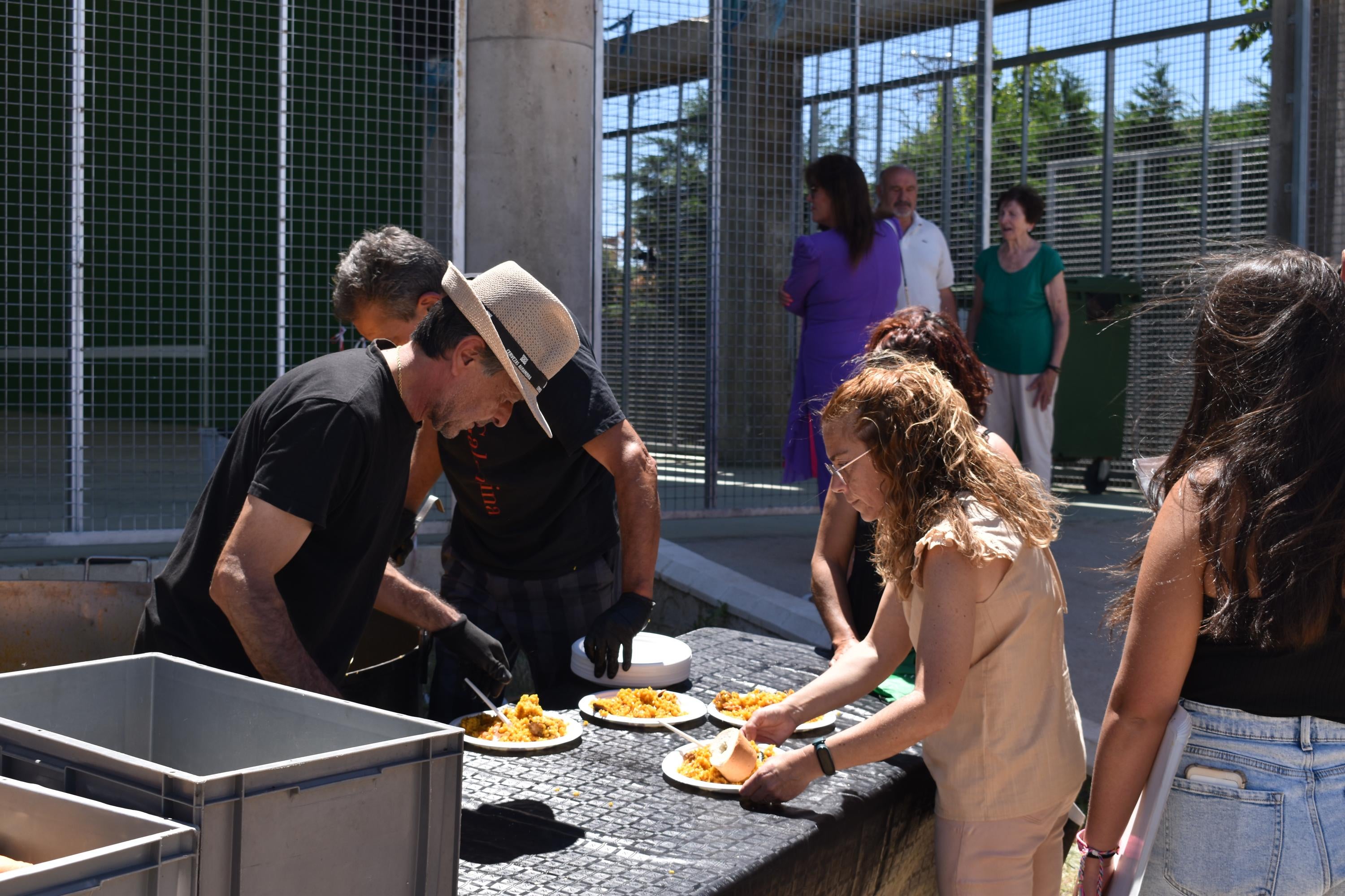 Mozárbez cierra sus fiestas del verano con una comida de hermandad para 500 personas