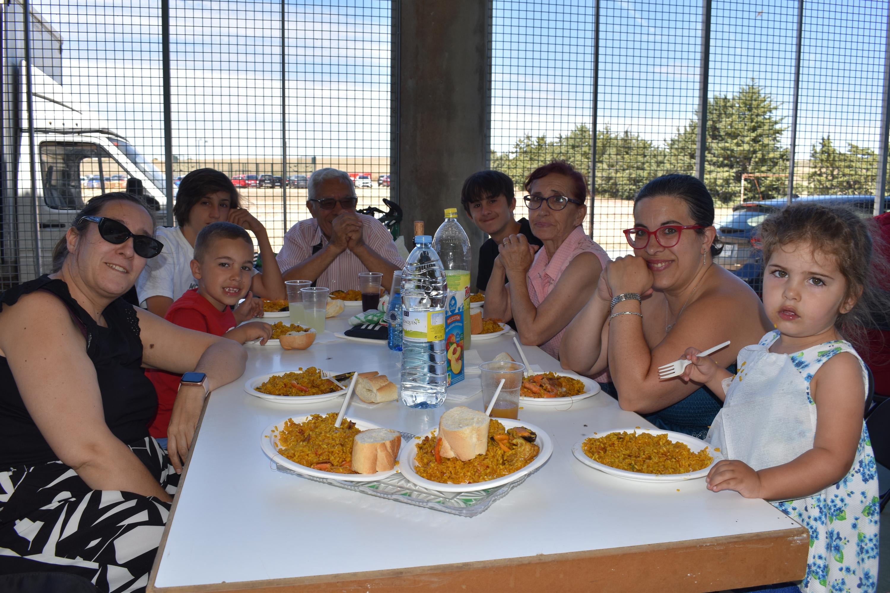 Mozárbez cierra sus fiestas del verano con una comida de hermandad para 500 personas