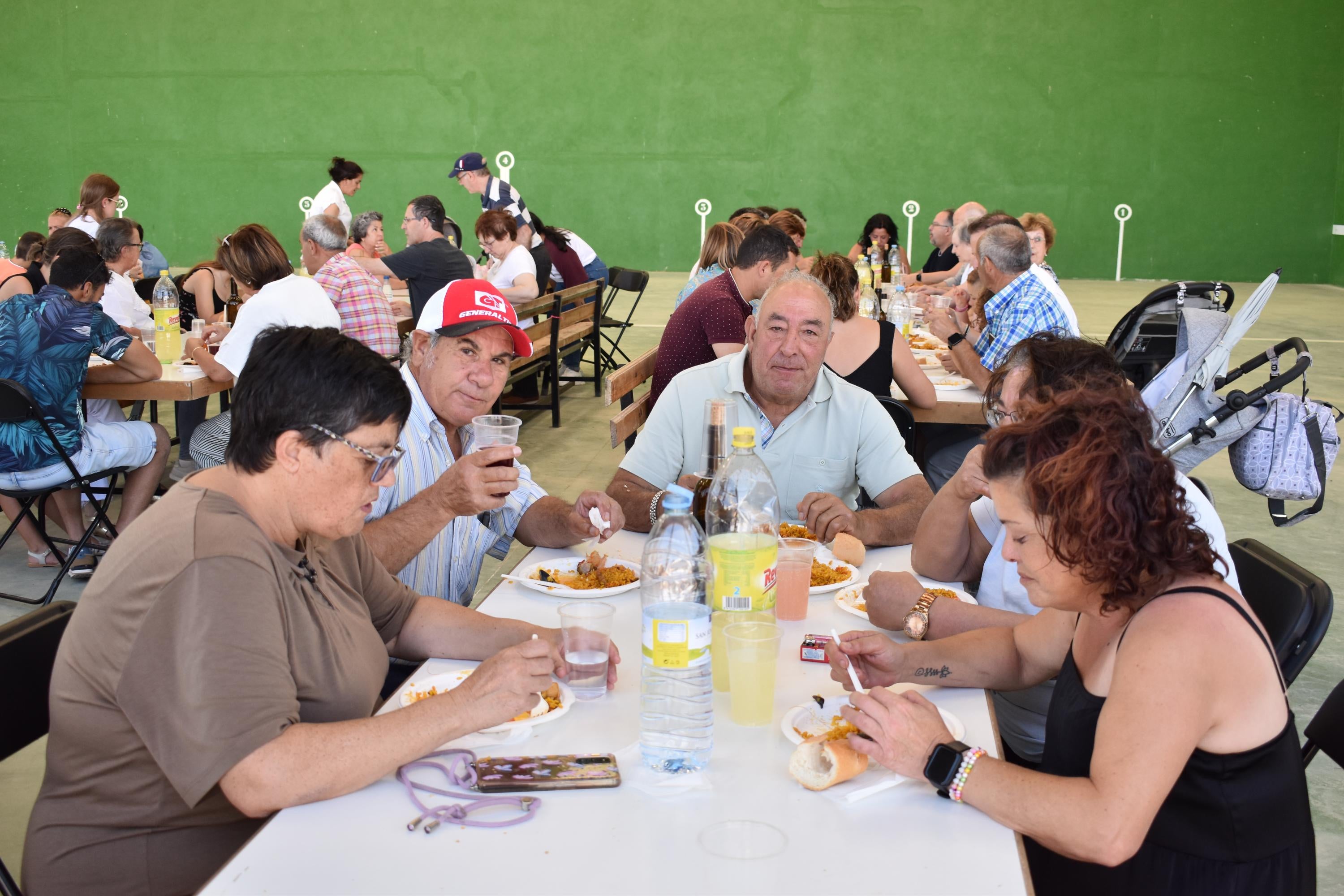 Mozárbez cierra sus fiestas del verano con una comida de hermandad para 500 personas