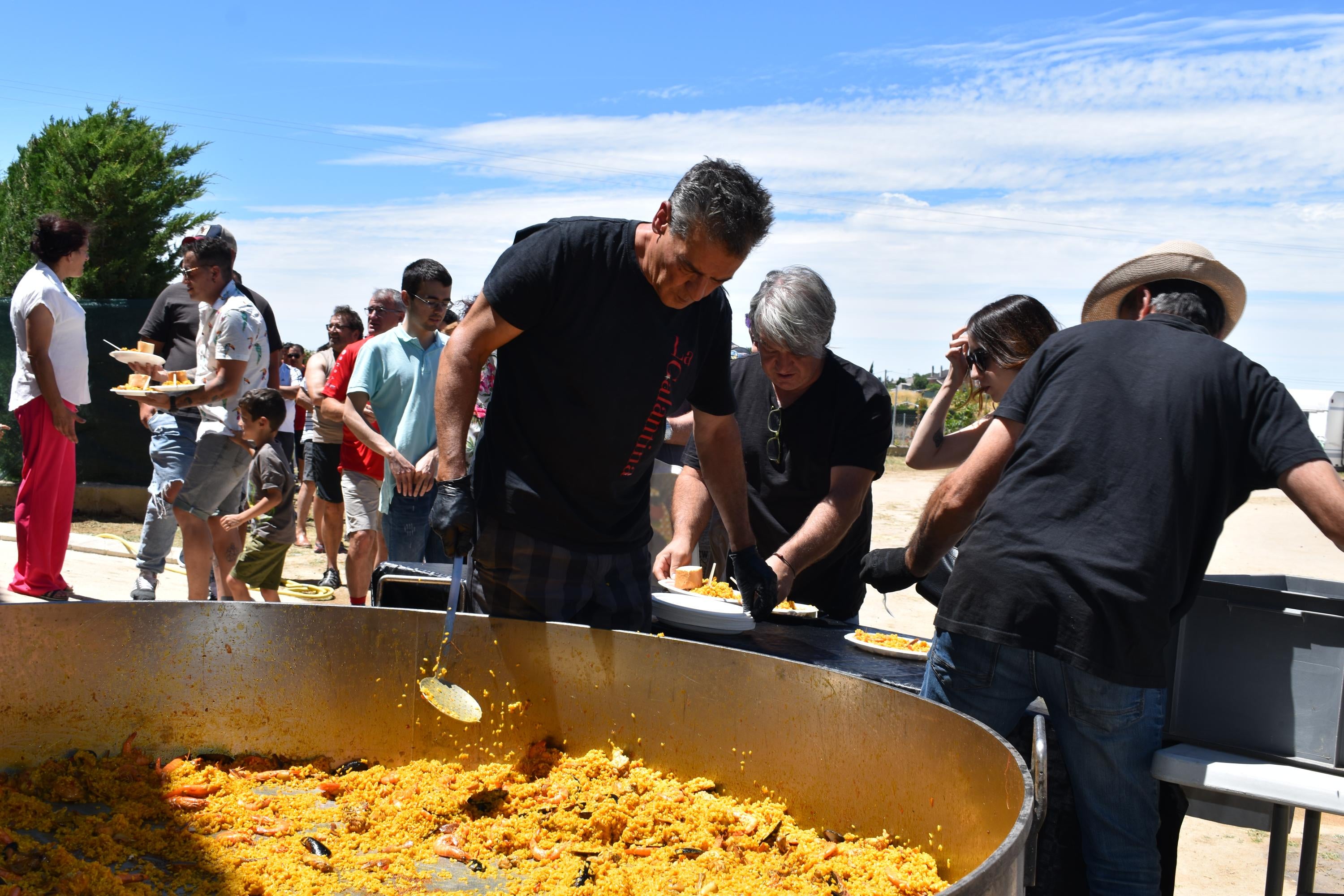 Mozárbez cierra sus fiestas del verano con una comida de hermandad para 500 personas