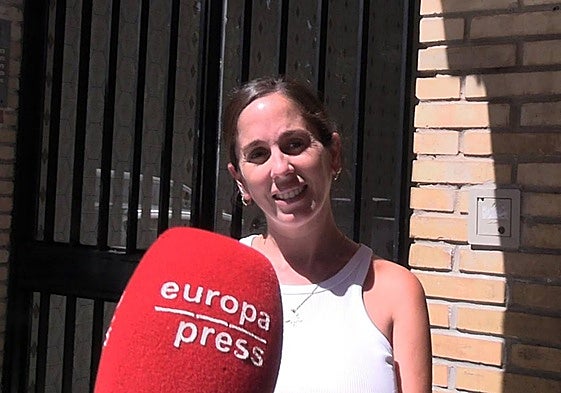 Anabel Pantoja atendiendo a los medios de comunicación