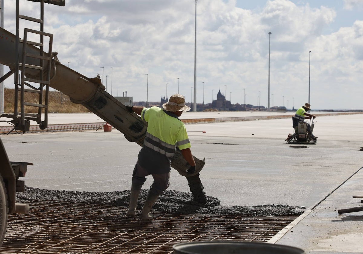 Operarios de la obra rematan el hormigonado de la plataforma intermodal.