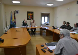 Momento de la votación de la adjudicación en el pleno del pasado febrero en Villarino