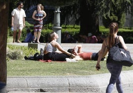 Jóvenes disfrutando del sol en la Plaza de Anaya.