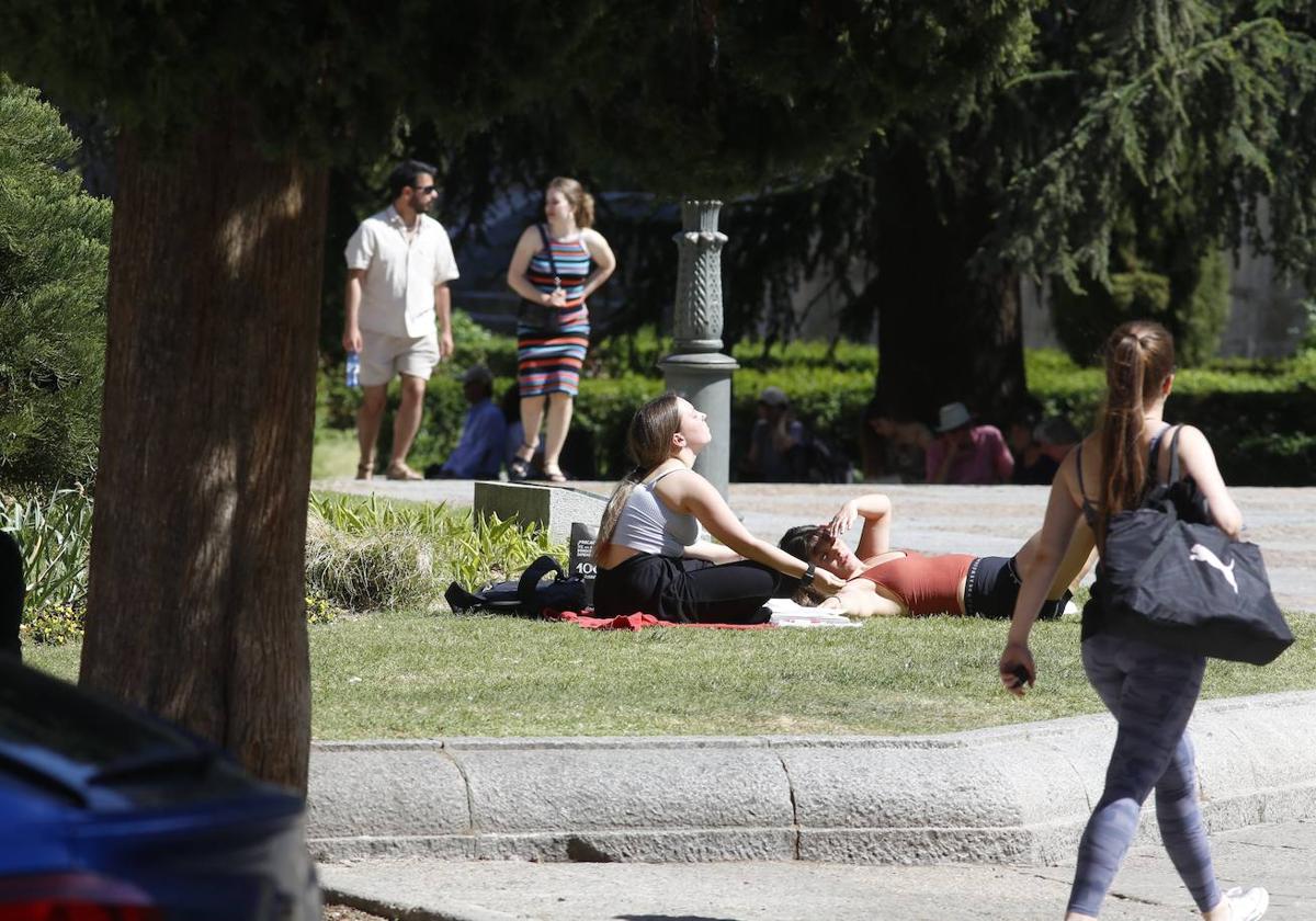 Jóvenes disfrutando del sol en la Plaza de Anaya.