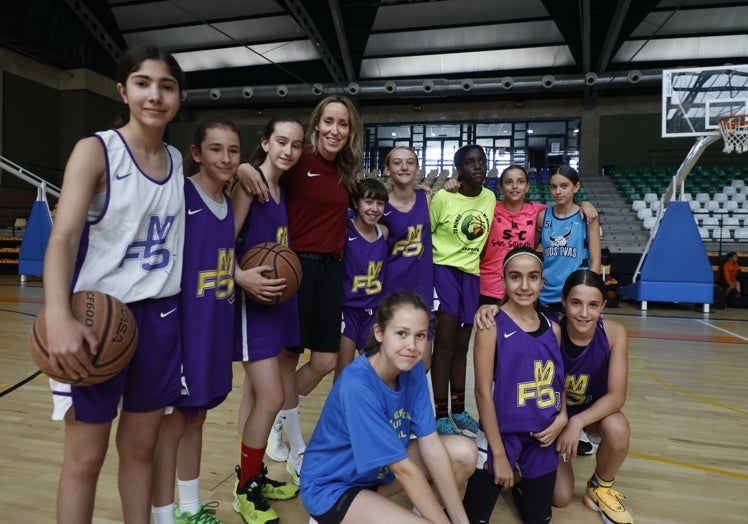 Imagen principal - Marta Fernández vuelve a llenar Carbajosa de baloncesto con 140 chicos y chicas