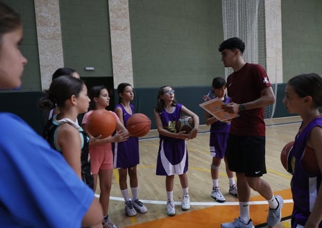 Imagen secundaria 1 - Marta Fernández vuelve a llenar Carbajosa de baloncesto con 140 chicos y chicas