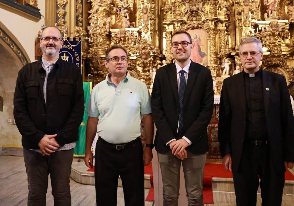 El concejal de Cultura y Turismo, Ángel Fernández Silva, segundo por la derecha, en la capilla de la Vera Cruz.