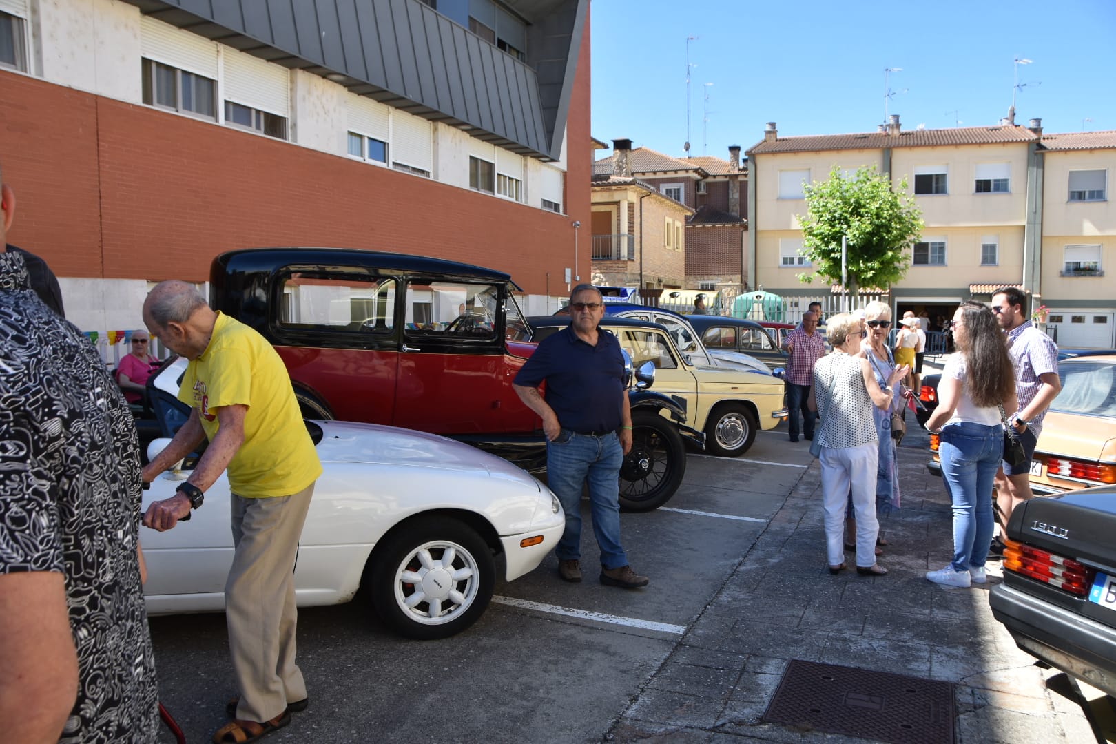 Los mayores de Alba de Tormes rememoran su juventud gracias a los coches clásicos