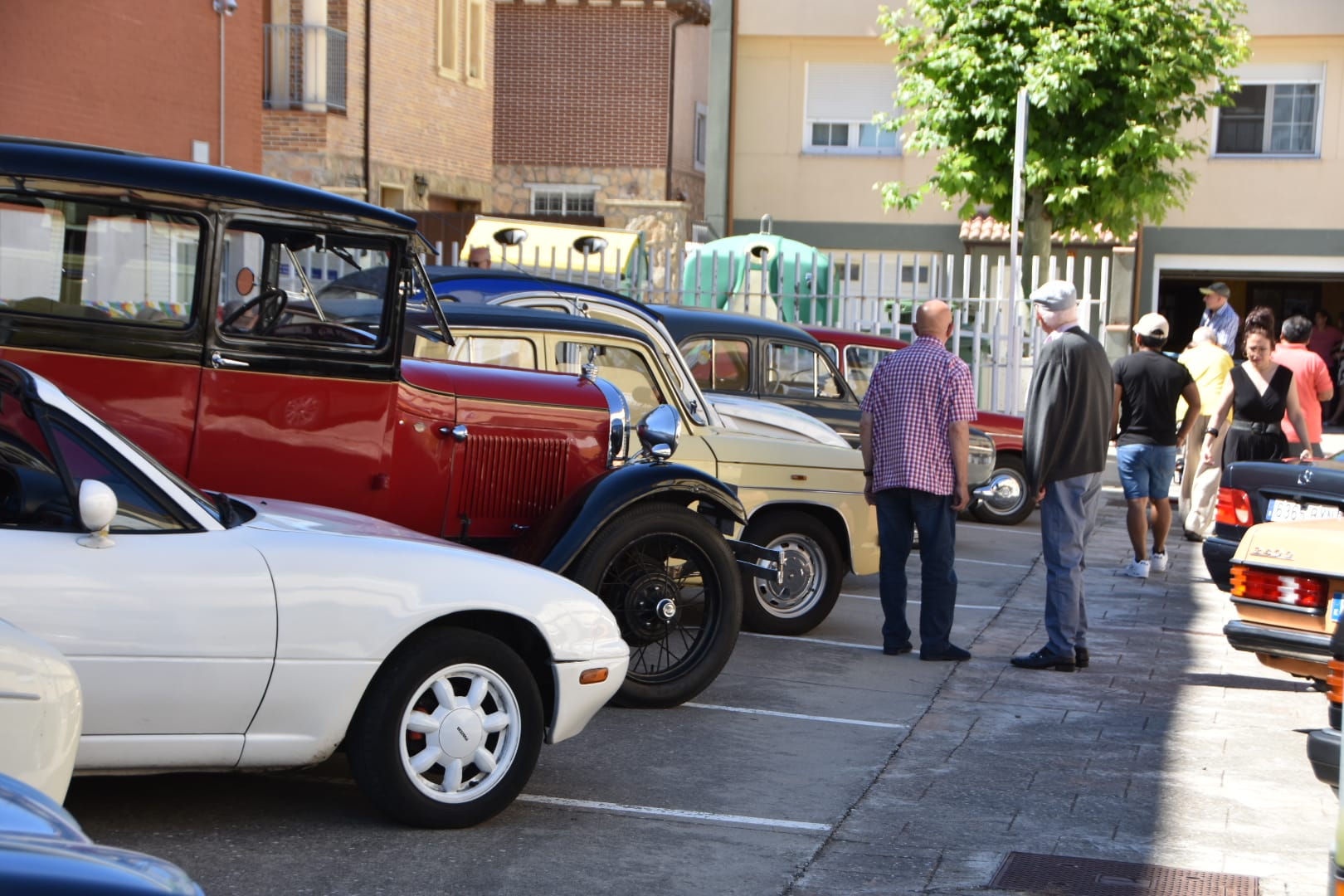 Los mayores de Alba de Tormes rememoran su juventud gracias a los coches clásicos