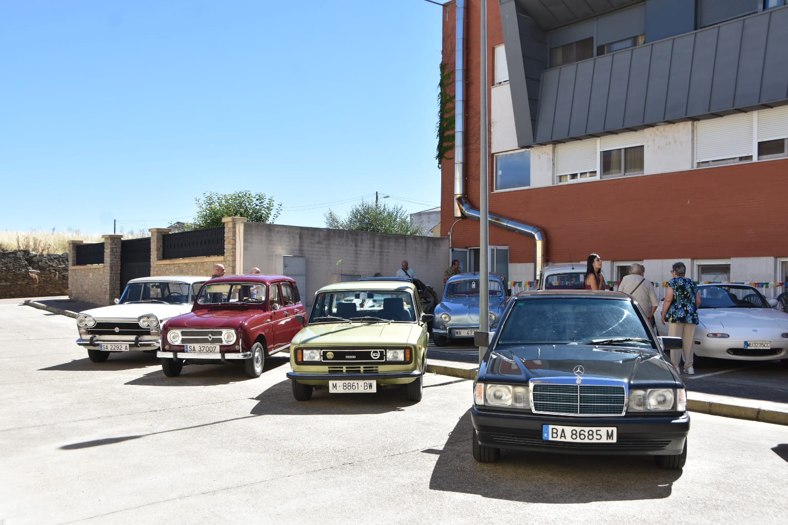 Los mayores de Alba de Tormes rememoran su juventud gracias a los coches clásicos