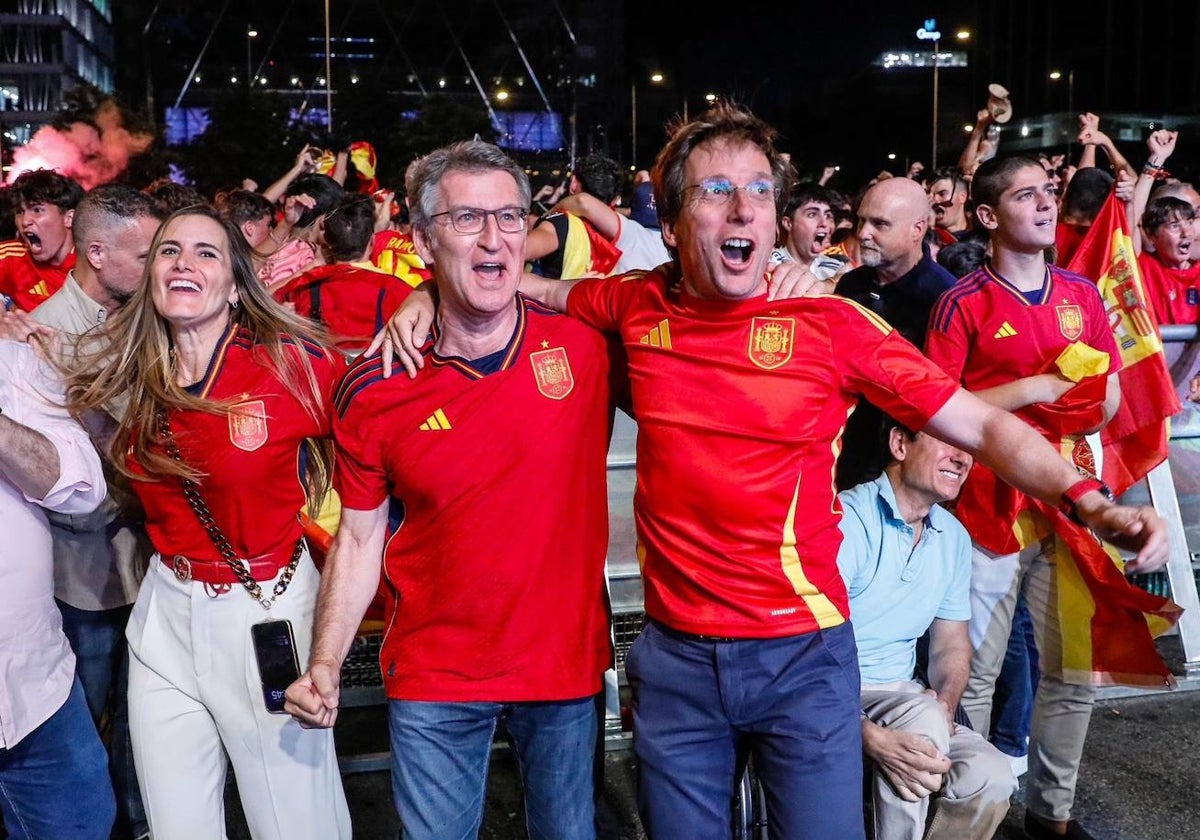 Alberto Núñez Feijóo y el alcalde de Madrid, Martínez-Almeida durante la final