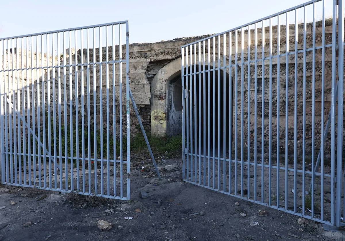 La valla a uno de los túneles del Polvorín