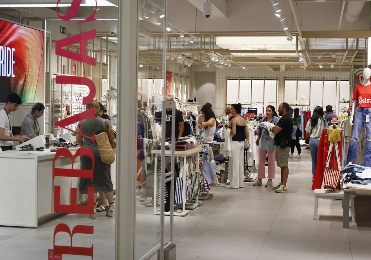 Carteles de rebajas en un establecimiento comercial ubicado en el centro de Salamanca.