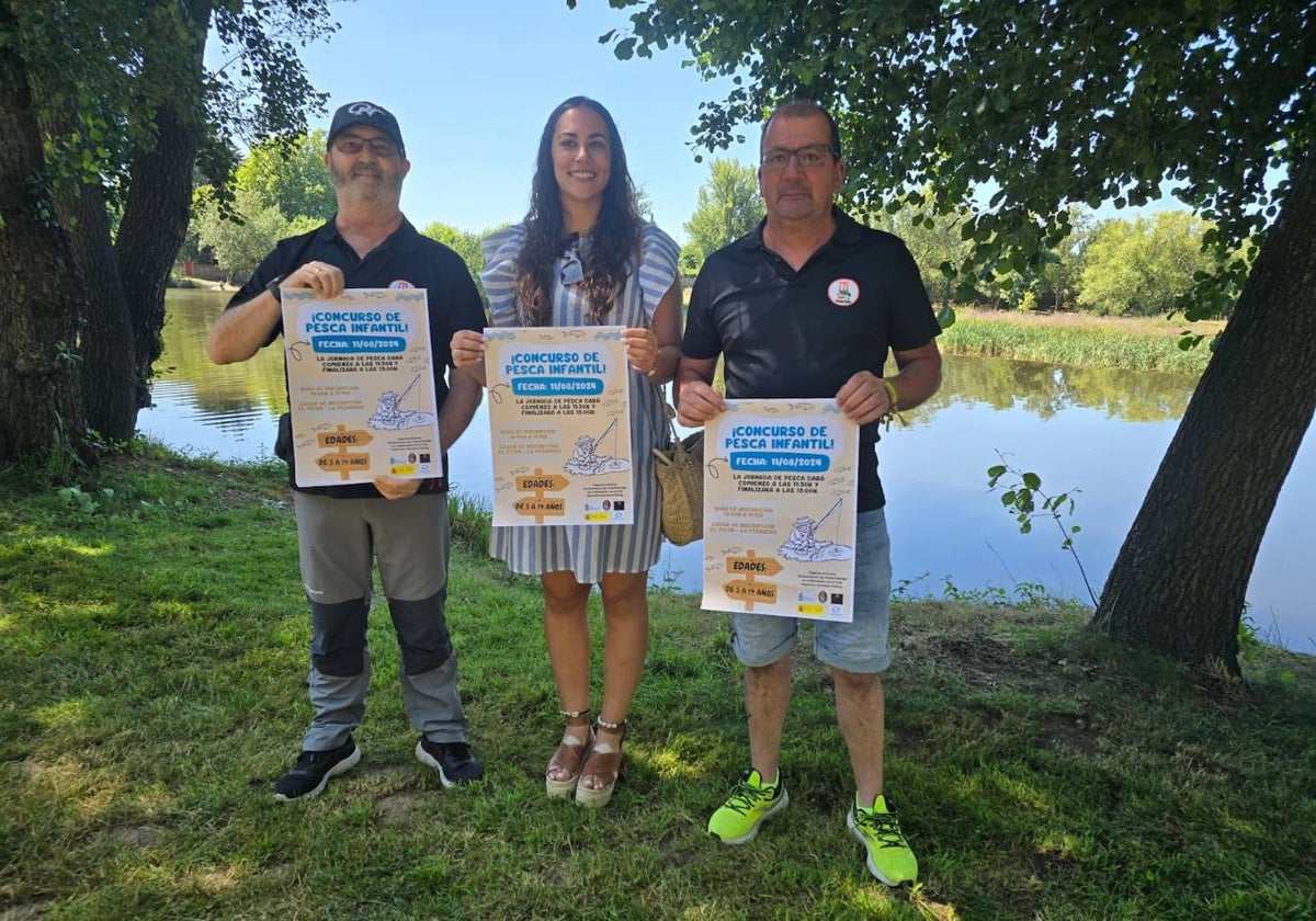 Miembros del Farinato Fishing presentaron el concurso junto a la concejal de Infancia.