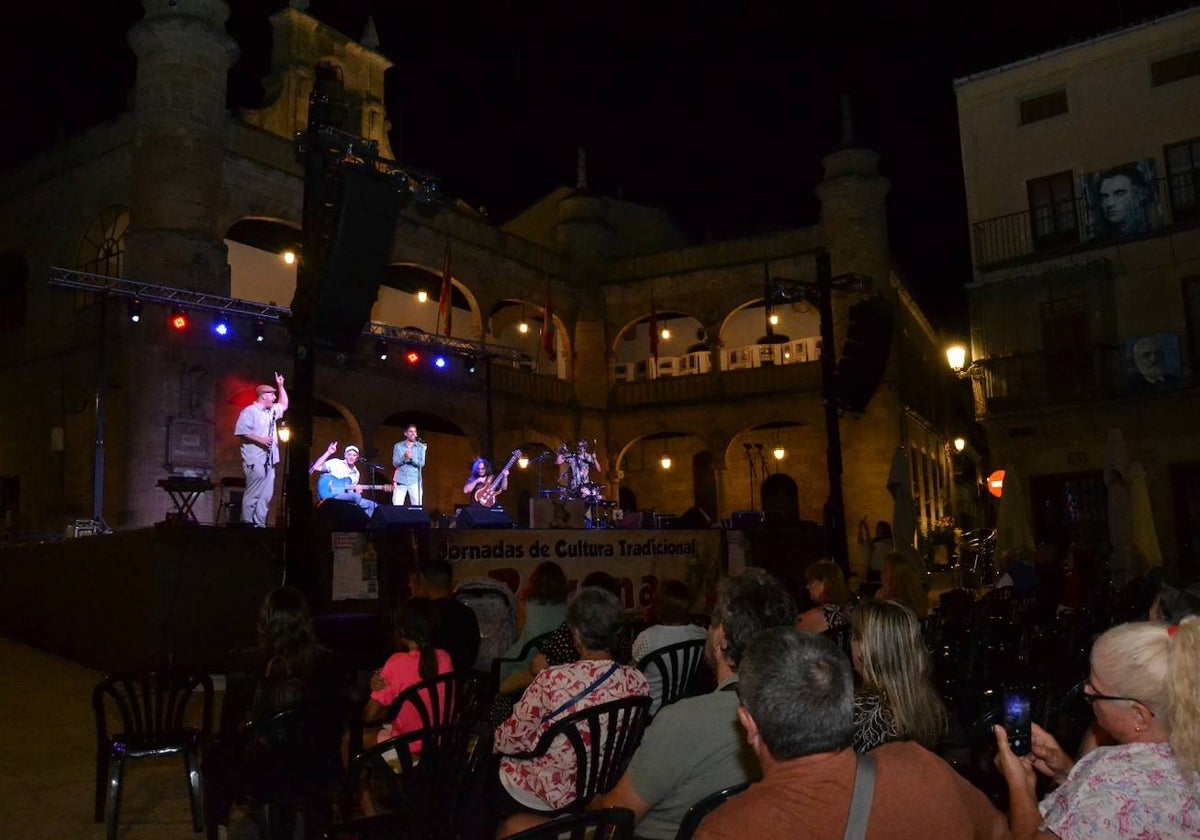 Primer concierto de las jornadas en la Plaza Mayor de Ciudad Rodrigo.