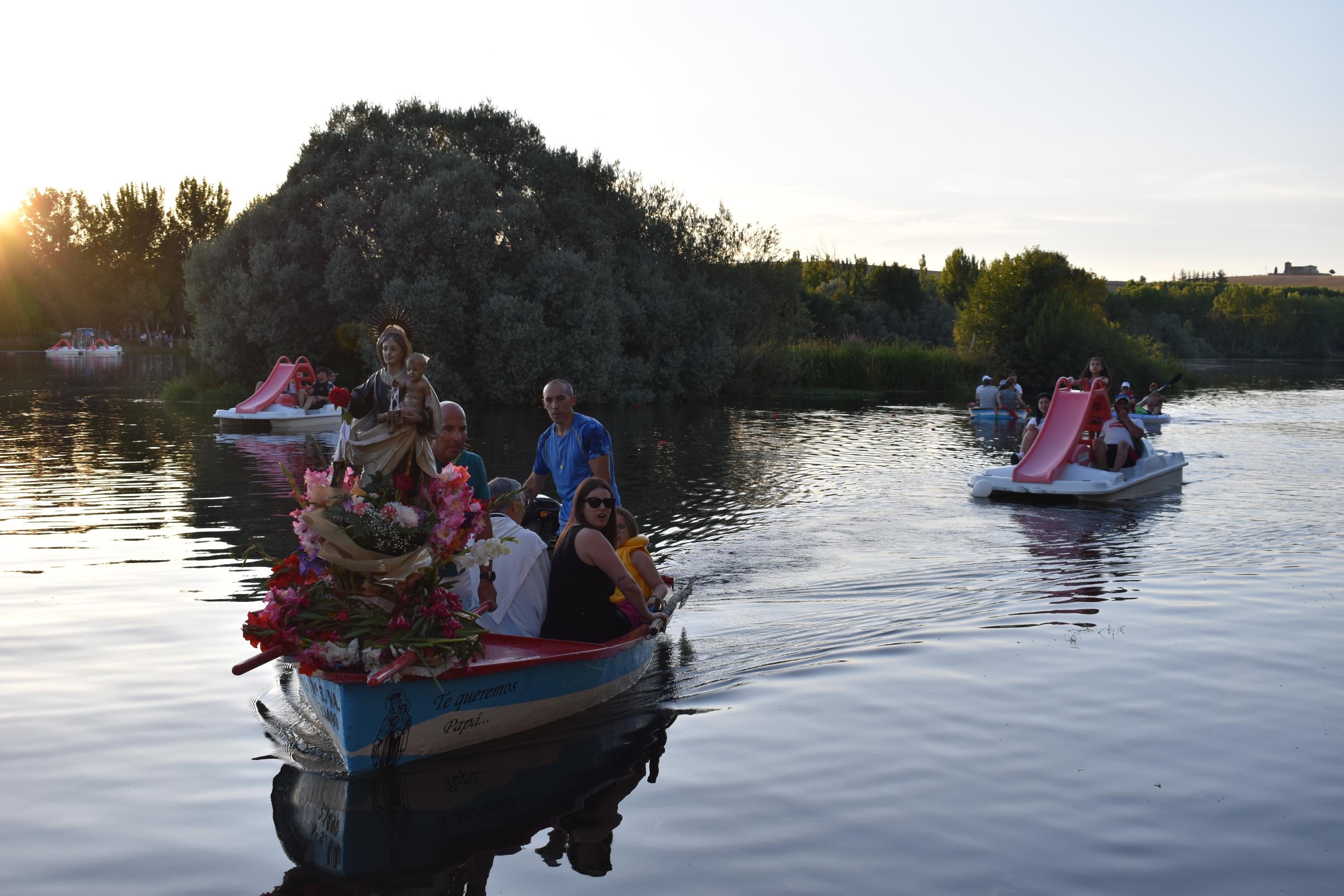 Así ha sido la única procesión fluvial de la provincia con la Virgen del Carmen en Alba de Tormes