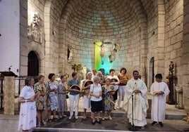 Imagen de las mujeres congregadas en la misa de la Virgen del Carmen de Béjar que se llaman Carmen y que fueron las primeras en recibir el abanico de recuerdo