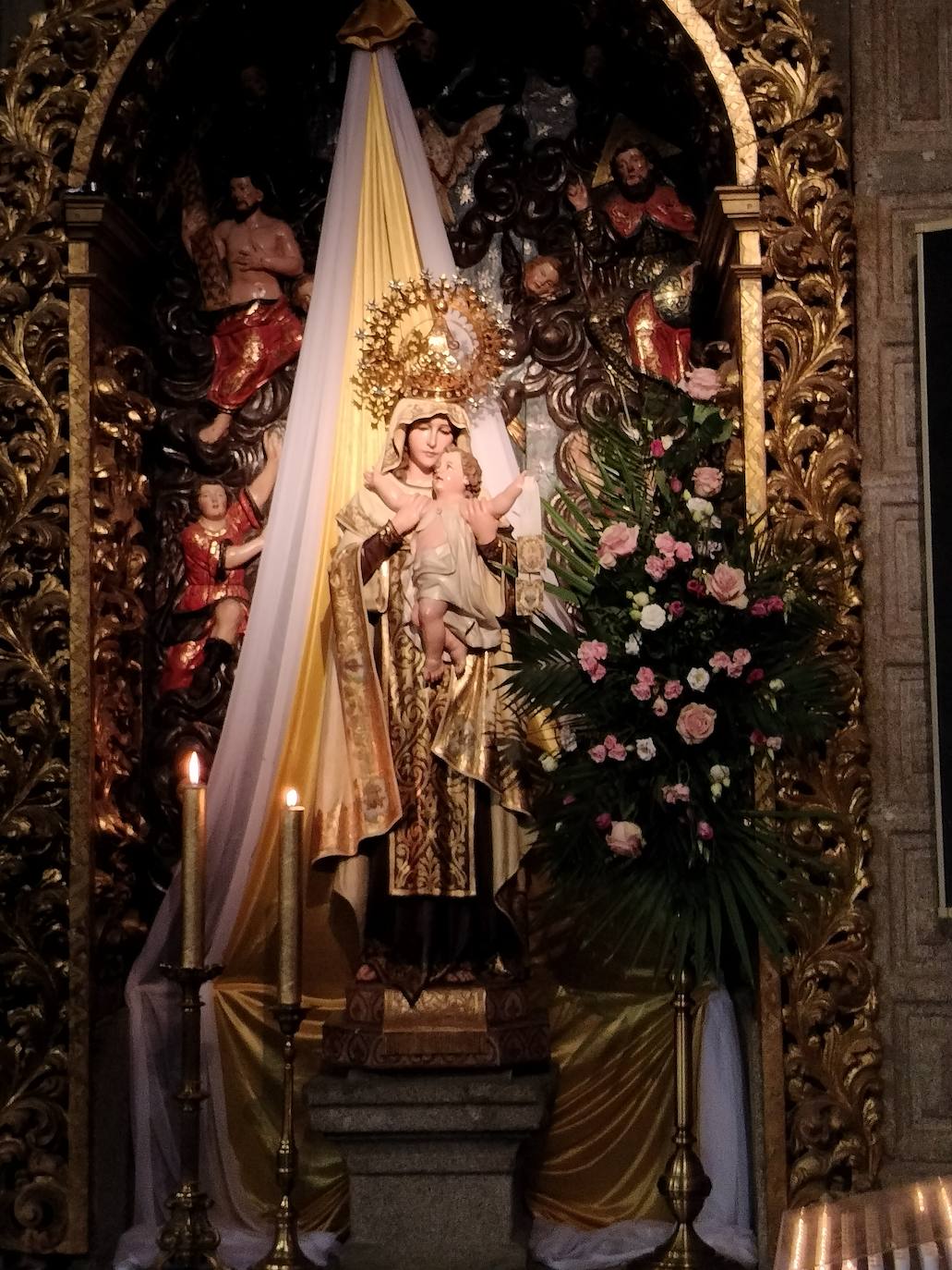 Abanicos para las Cármenes en el día de su santo