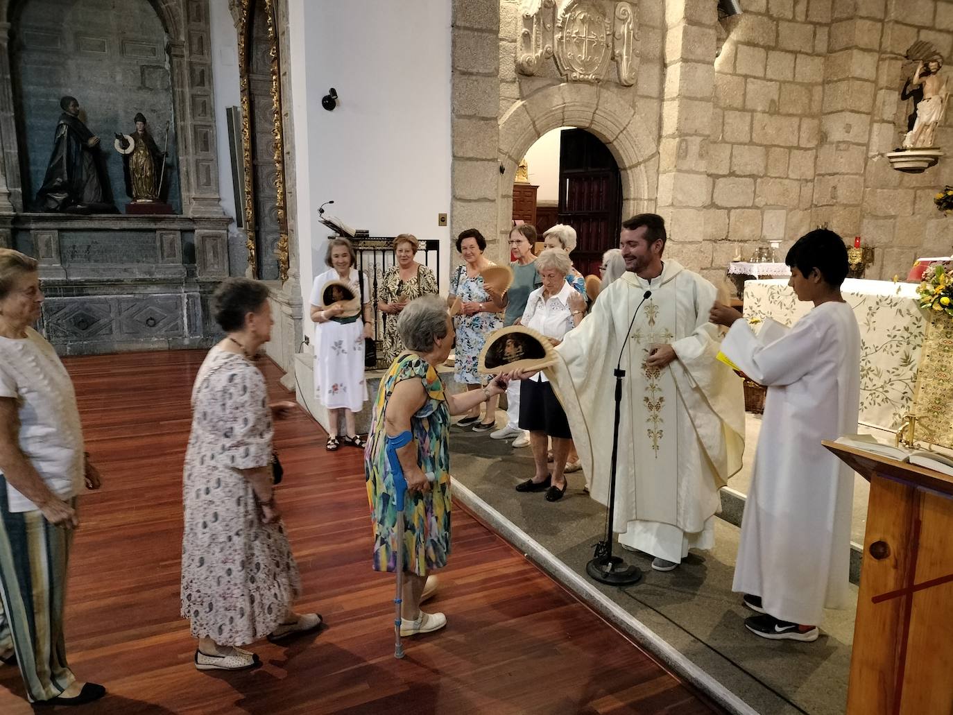 Abanicos para las Cármenes en el día de su santo