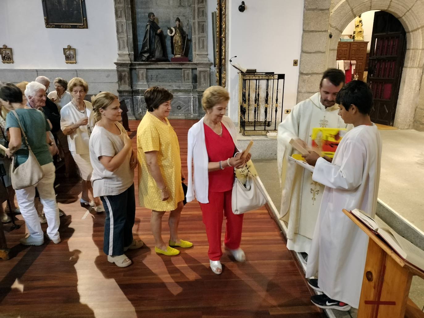 Abanicos para las Cármenes en el día de su santo