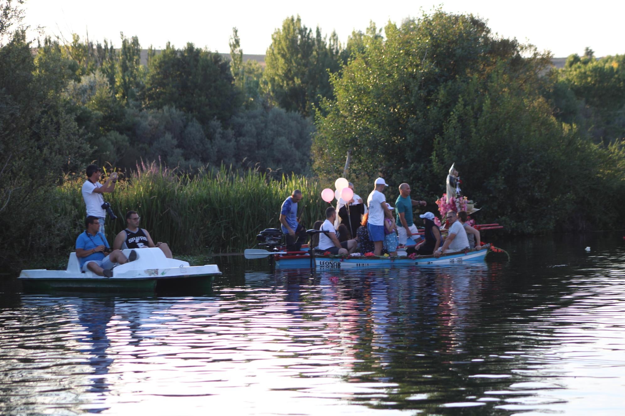 Así ha sido la única procesión fluvial de la provincia con la Virgen del Carmen en Alba de Tormes