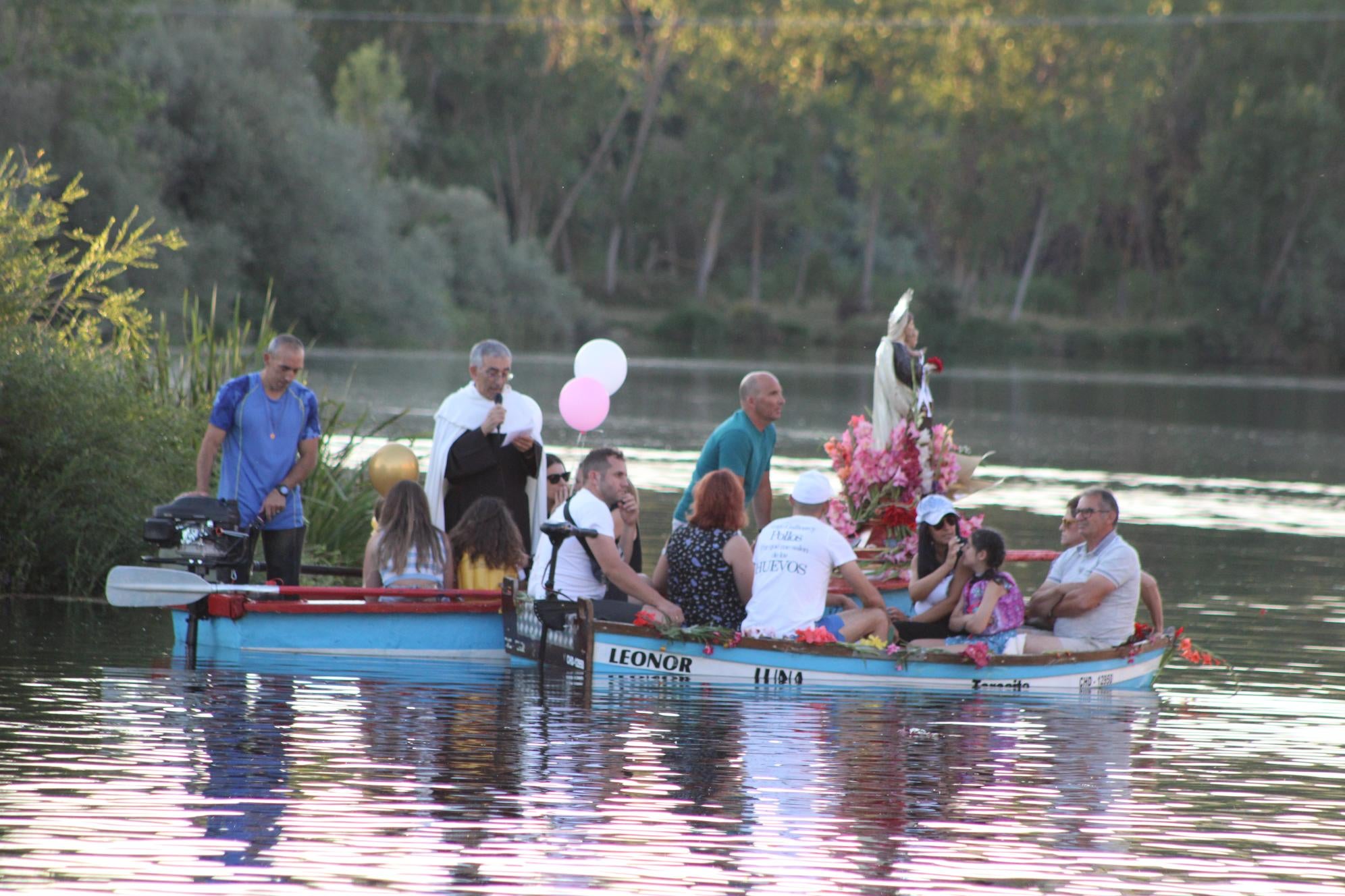 Así ha sido la única procesión fluvial de la provincia con la Virgen del Carmen en Alba de Tormes