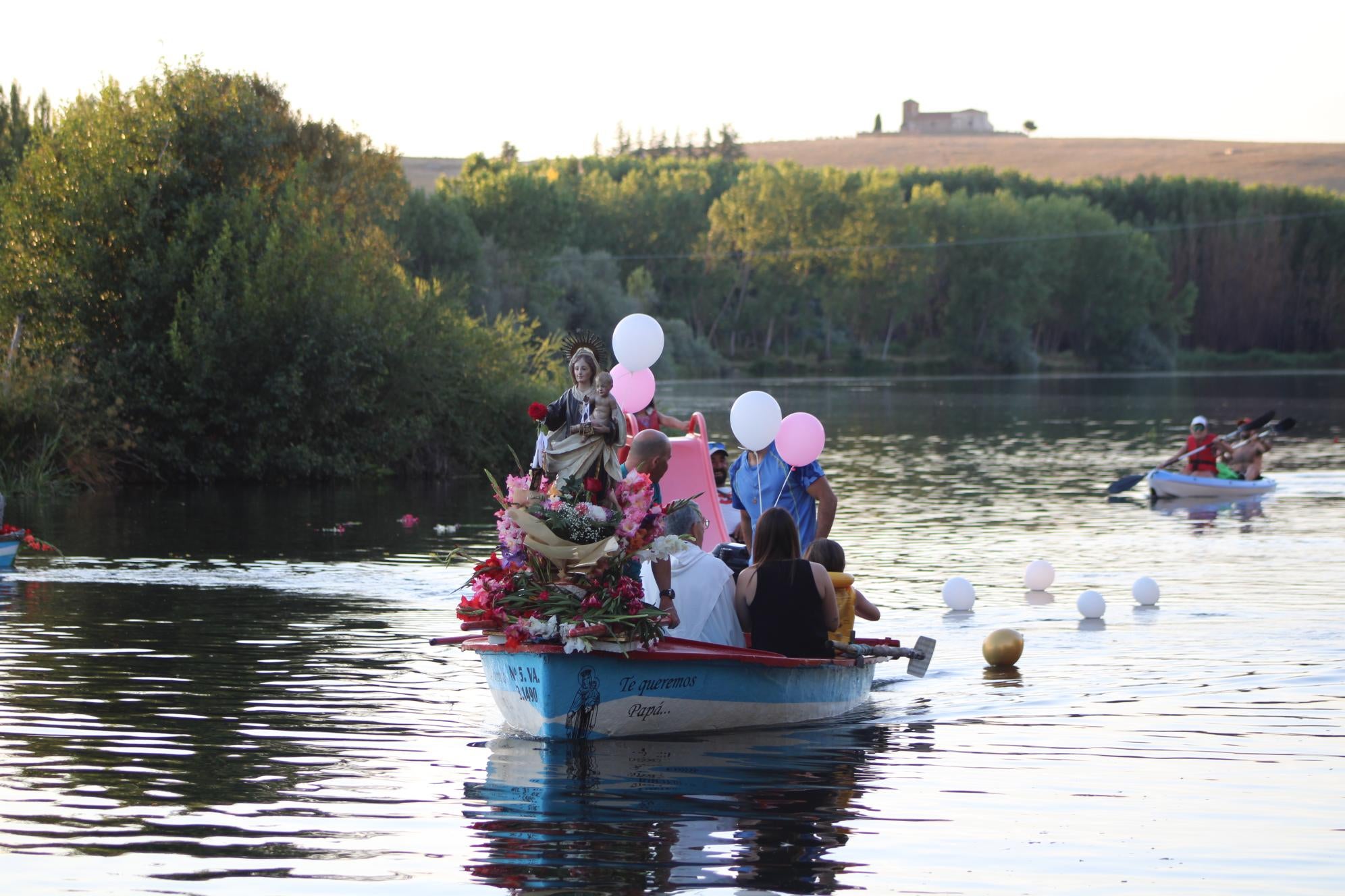 Así ha sido la única procesión fluvial de la provincia con la Virgen del Carmen en Alba de Tormes