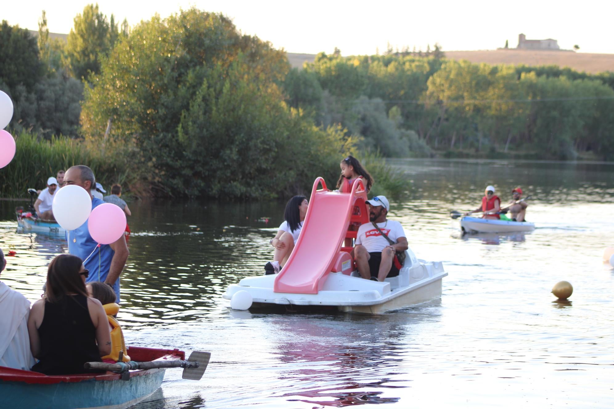 Así ha sido la única procesión fluvial de la provincia con la Virgen del Carmen en Alba de Tormes