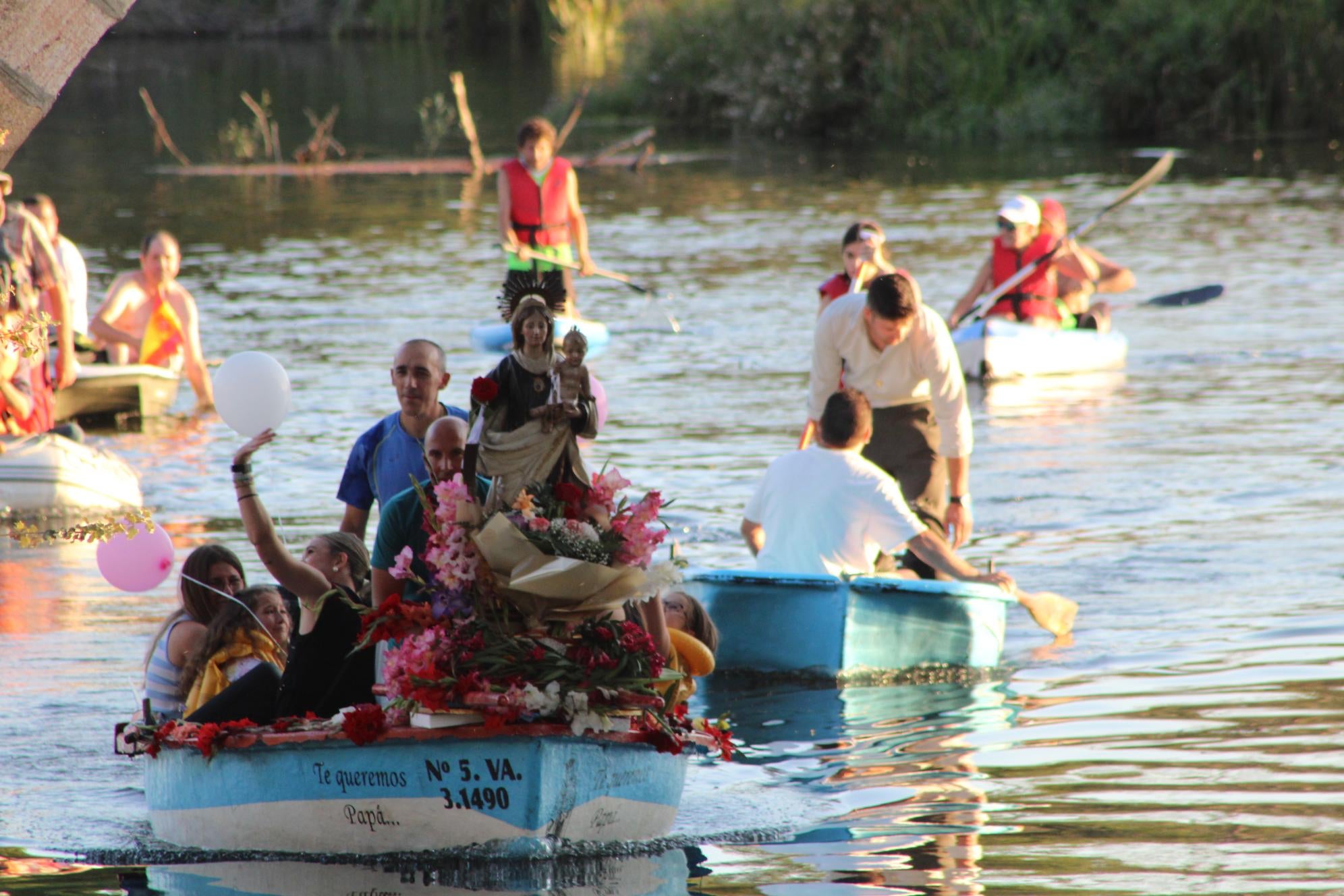 Así ha sido la única procesión fluvial de la provincia con la Virgen del Carmen en Alba de Tormes