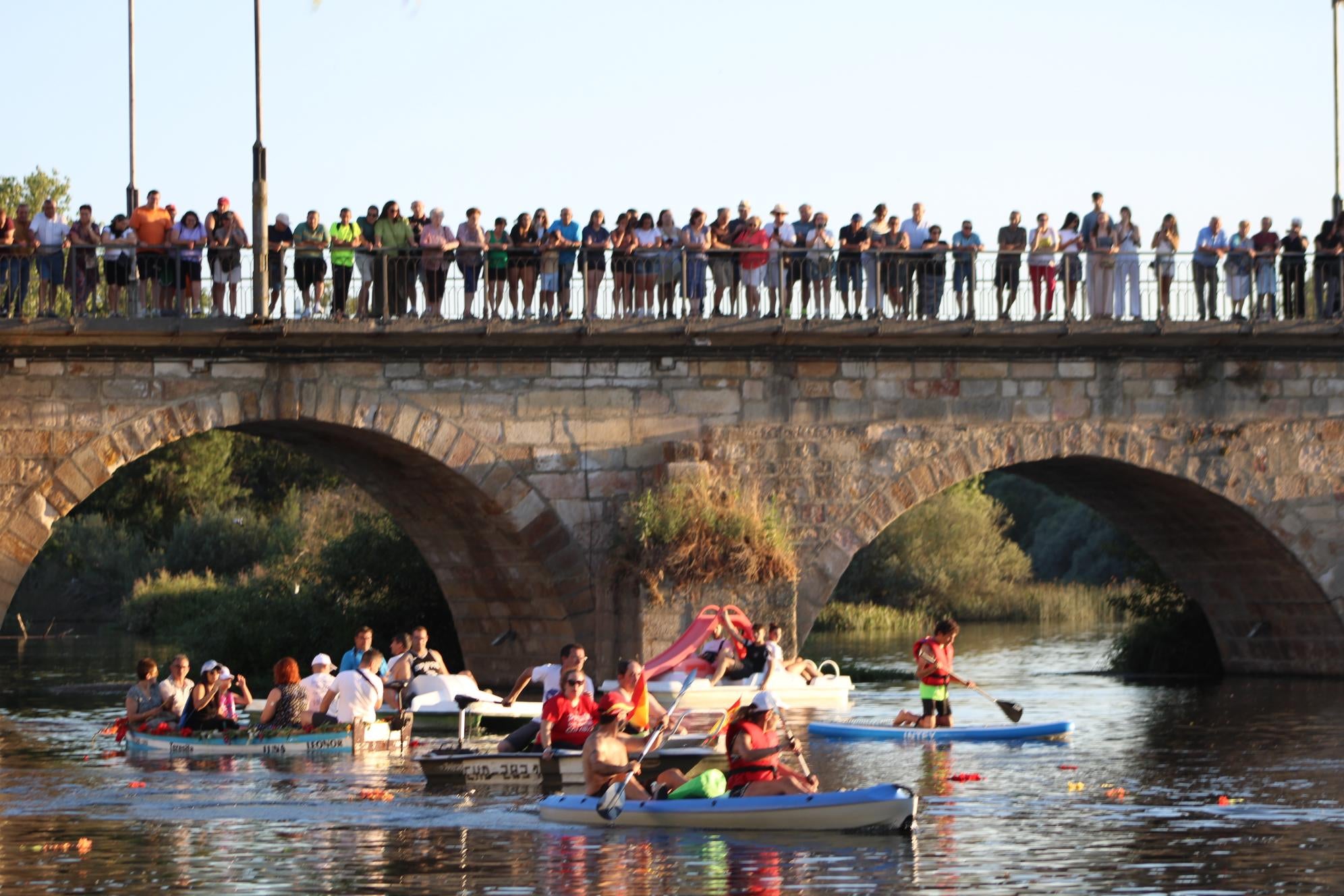 Así ha sido la única procesión fluvial de la provincia con la Virgen del Carmen en Alba de Tormes