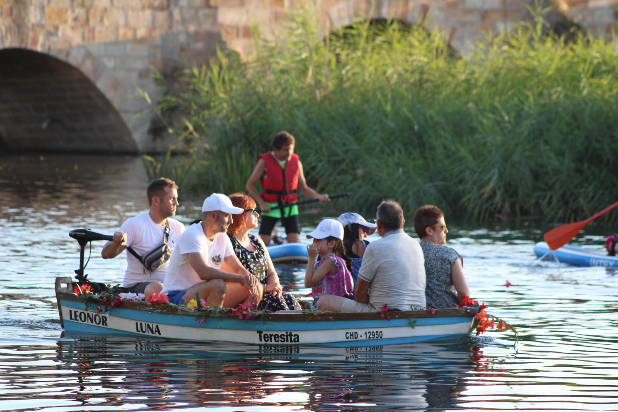 Así ha sido la única procesión fluvial de la provincia con la Virgen del Carmen en Alba de Tormes