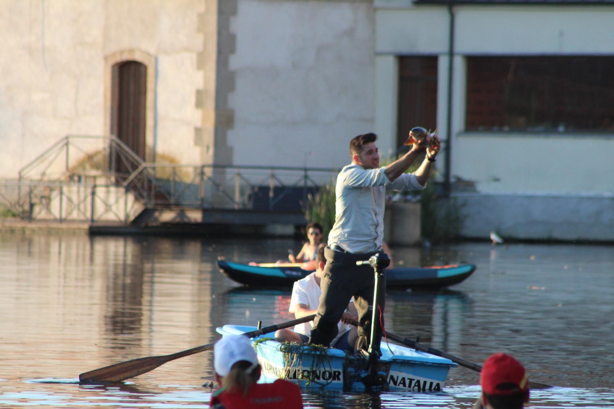 Así ha sido la única procesión fluvial de la provincia con la Virgen del Carmen en Alba de Tormes