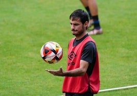 Alvarito, jugando con un balón.