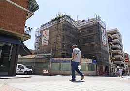 Uno de los edificios en obras en la Plaza Julián Sánchez 'El Charro'.