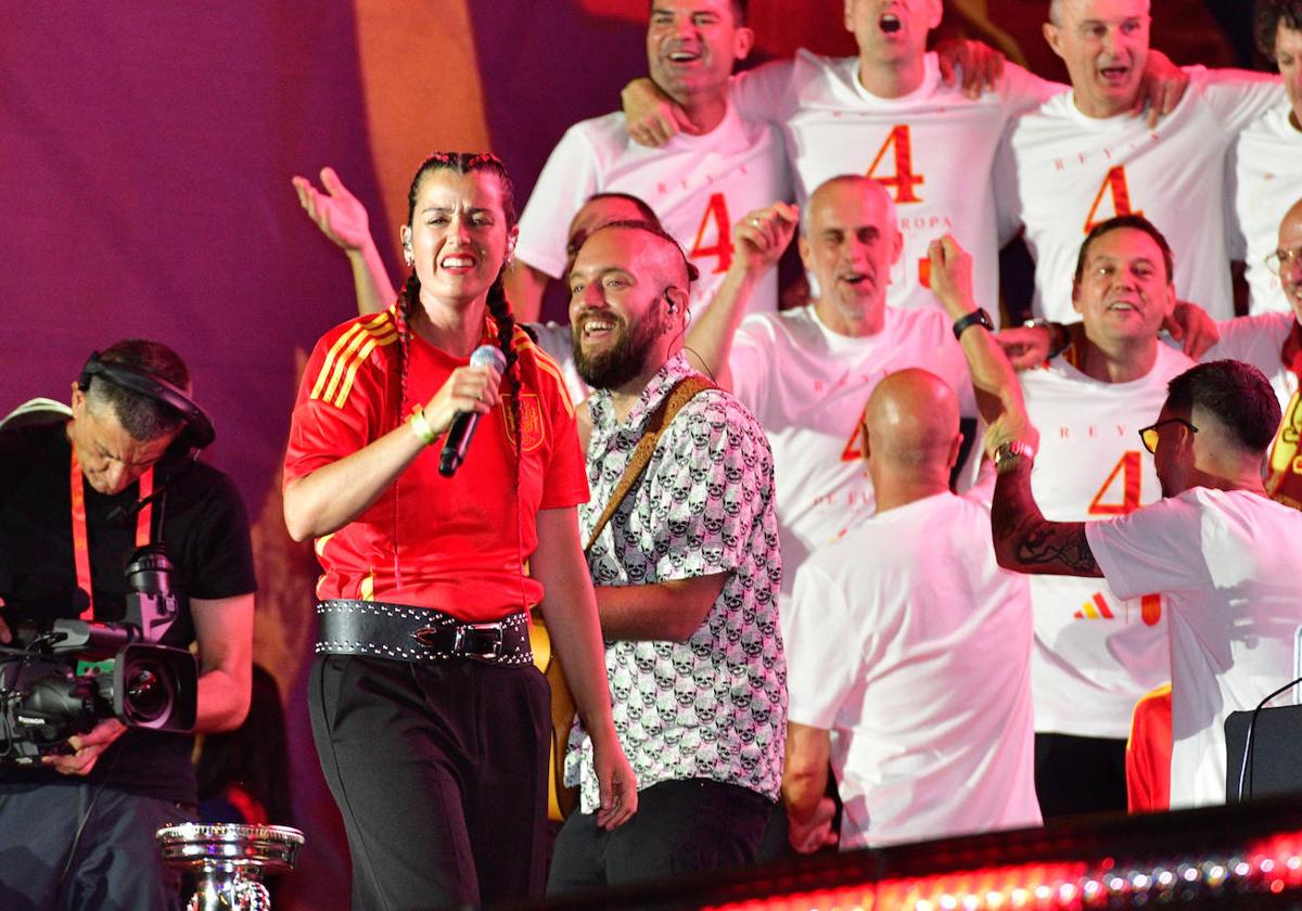 Isabel Aaiún, junto a los jugadores durante la celebración de la victoria en la Eurocopa de la Selección Española de Fútbol.