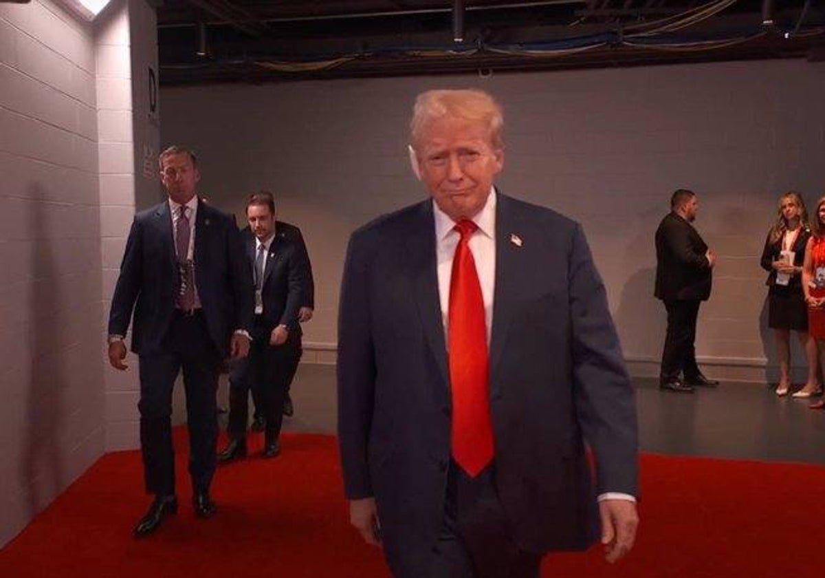 Donald Trump con una venda en la oreja.