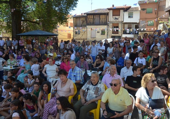 Vecinos de Villanueva del Conde durante la celebración de las fiestas.