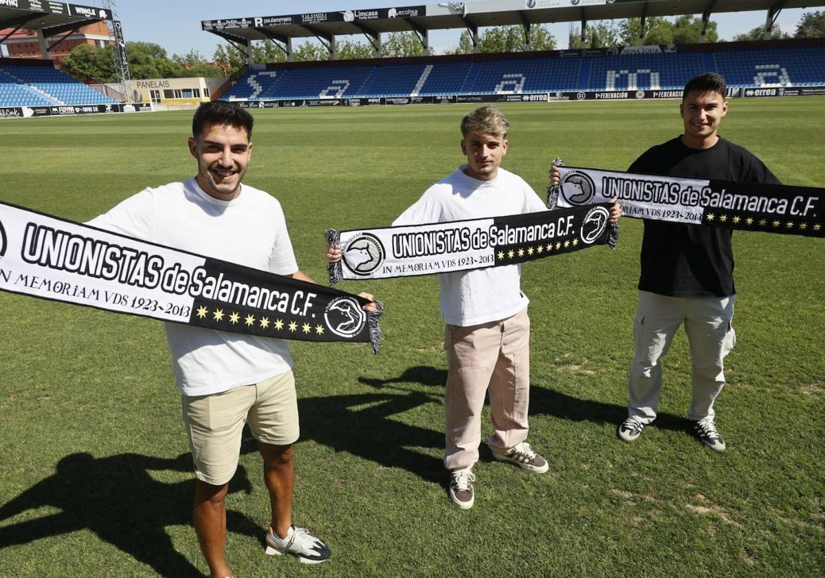 Los tres nuevos fichajes posan con la bufanda de Unionistas.